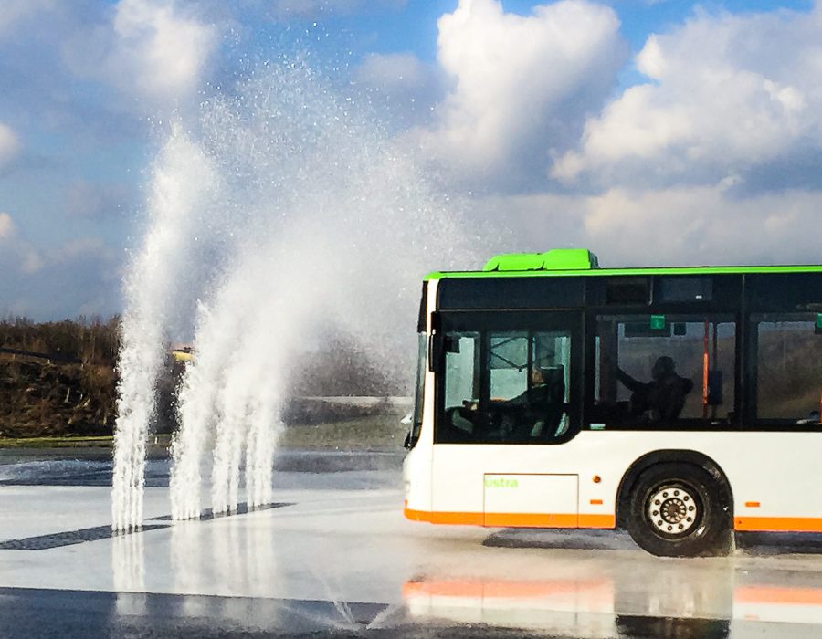 Linienbus auf dem Trainingsparcours